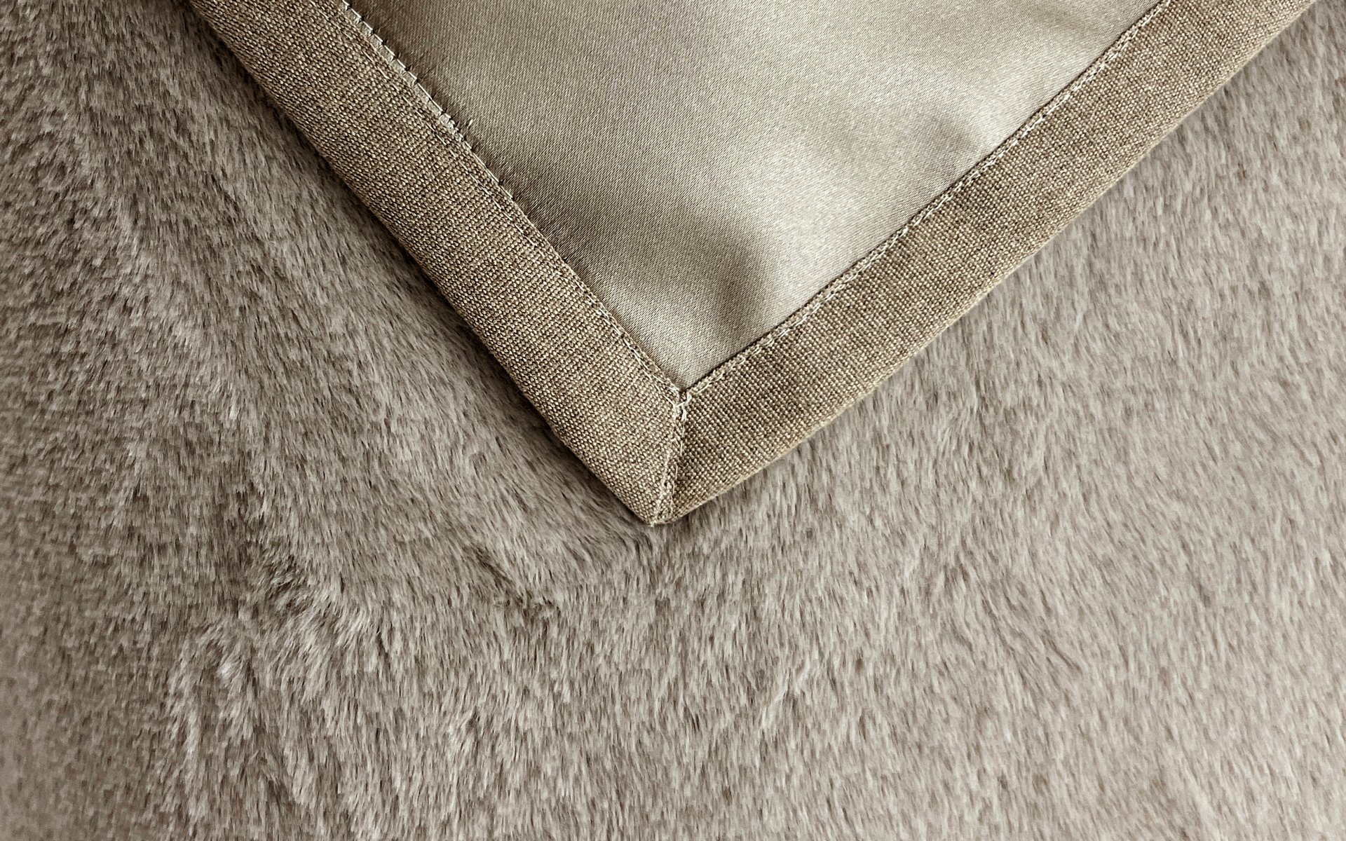 Mrs.Me coverlet Brush Taupe detail web